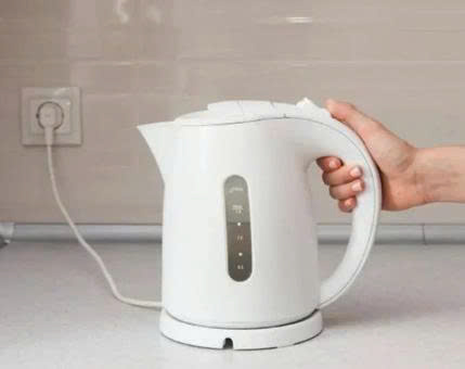 ẤM ĐUN NƯỚC NHỰA SIÊU TỐC CÓ THỂ GIẢI PHÓNG 3 TỶ HẠT VI NHỰA